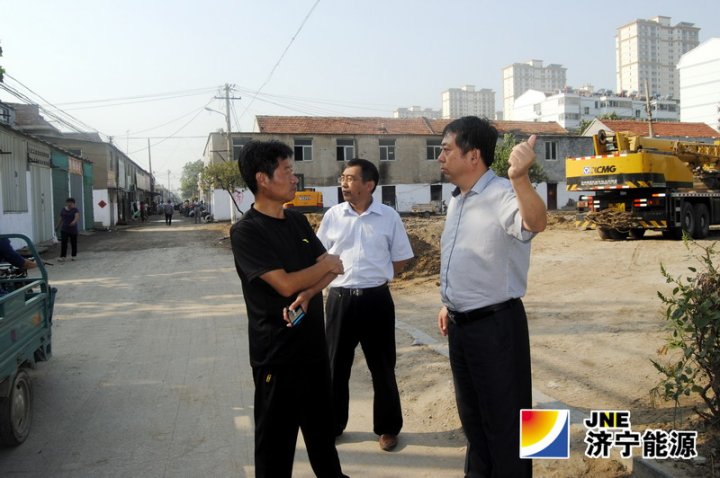 集团公司机关员工到小屯村参加义务劳动