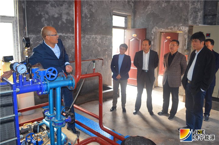 1542162806105513.jpg 2、(申家赟总经理向青岛特温暖赵炜副总裁、集团董事会、董事秘书李明富等领导介绍落陵盛源分布式能源集中供暖项目情况)11月13日上午,济矿中圣公司与青岛特温暖公司、山东汇通能源集团签订三方战略合作协议.jpg