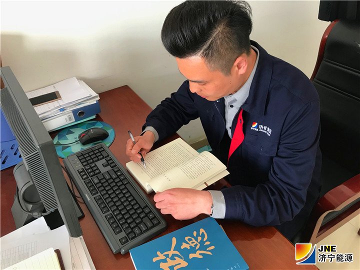 安居煤矿发放“精神食粮” 提升干部职工能力素质（徐姗姗） (2).jpg