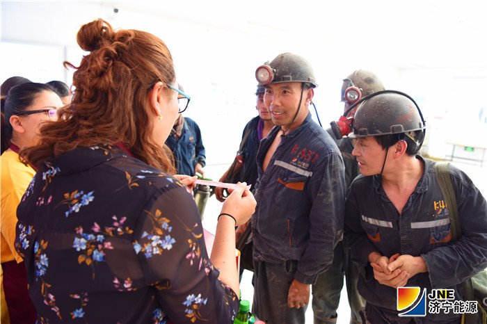 金桥煤矿：2019年6月11月，金桥煤矿开展井口安全知识有奖竞答活动（孙欢 摄）.jpg