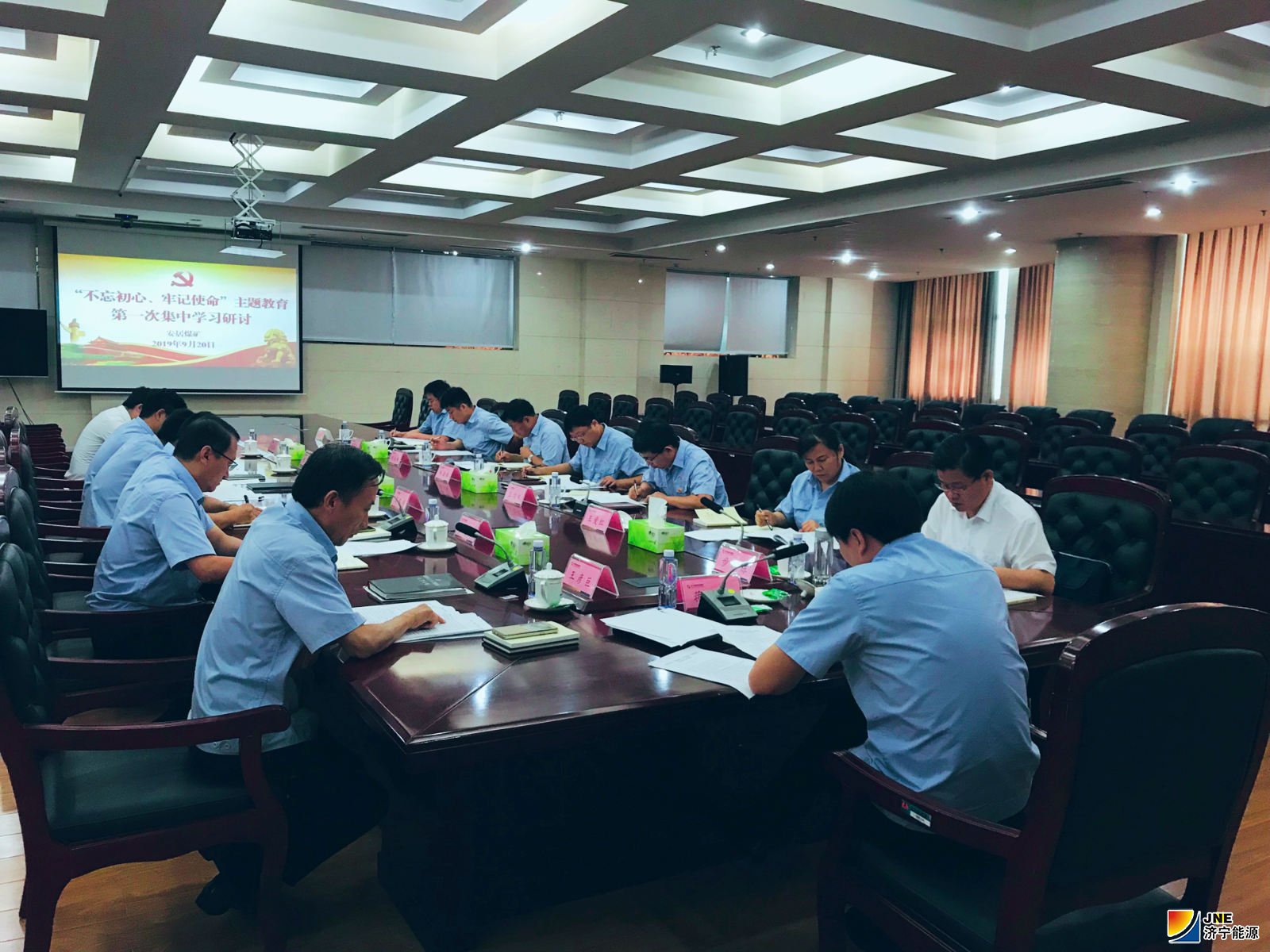 1569202844131225.jpg 9月20日上午,安居煤矿扎实开展 “不忘初心、牢记使命”主题教育第一次集中学习研讨(徐姗姗)_meitu_3.jpg