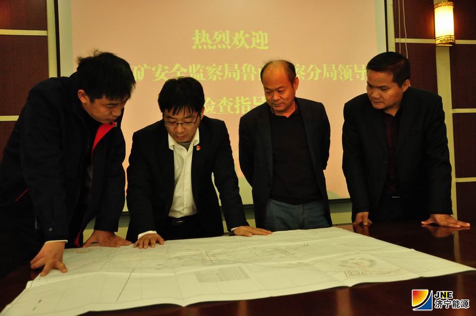 1573809473119550.jpg 2019年11月13日,山东煤矿安全监察局鲁西分局许振宏局长率队到花园煤矿调研工作(仇文摄).jpg