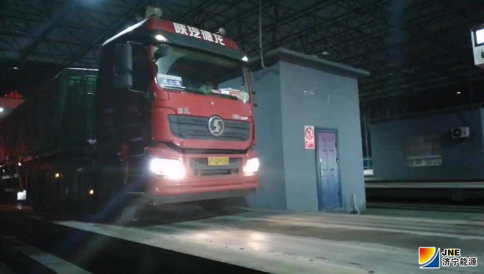 济矿物流：济矿物流公司顺势启动汽运来煤模式 （刘建强).JPG