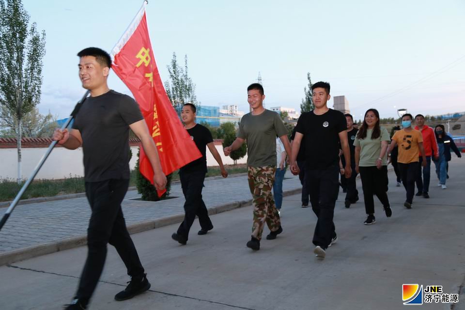 2020年5月26日朱家峁煤矿举办“阳光生活 共享健康”健步走活动（张奎连摄）.JPG