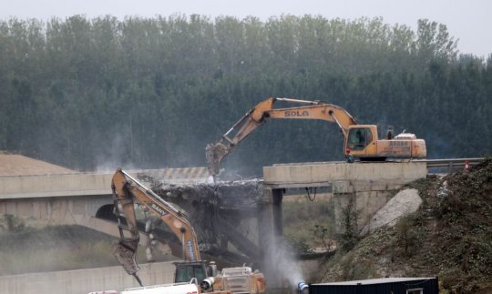 喜讯丨济矿物流后码头桥今日正式拆除