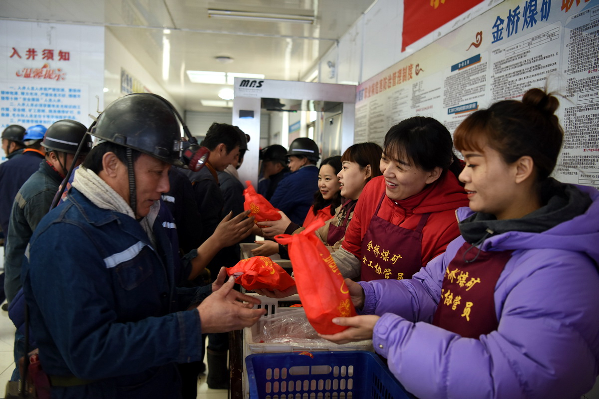 2021年1月2日，“新的一年 幸福平安”金桥煤矿举行井口送安全祝福活动（王海峰 摄）2.jpg