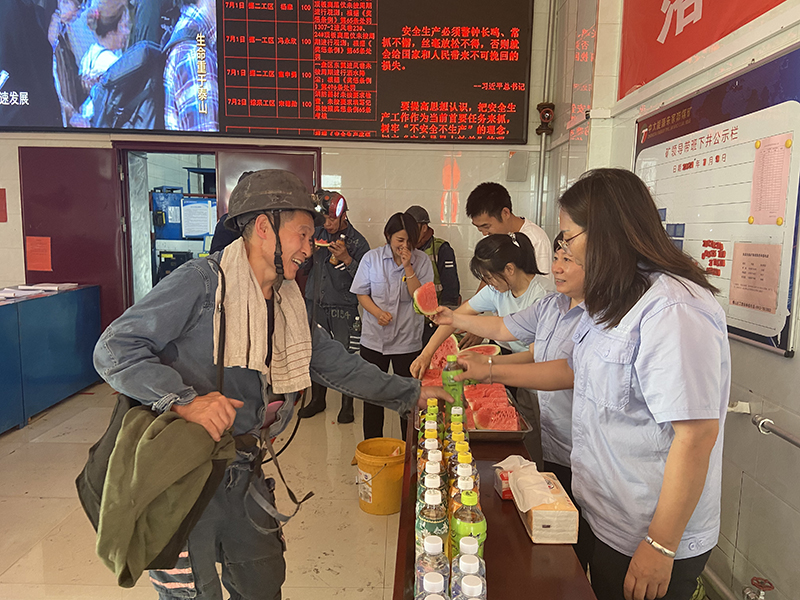 1625992602272392.jpg 2021年7月9日朱家峁煤矿开展夏季送清凉活动(姜鹏摄) (4).jpg