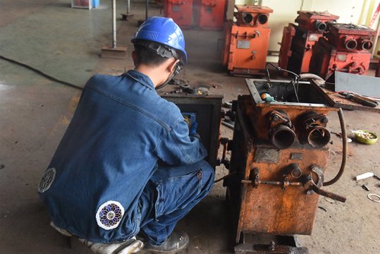 我为职工办实事丨霄云煤矿：机修厂职工穿上了“空调服”