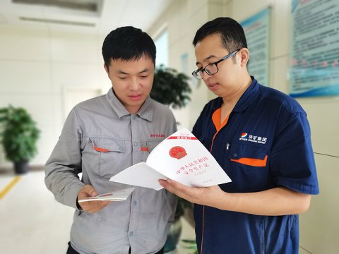 学标准·对标准·落实标准丨民生热能：发放标准规范书籍  全员学习充电忙