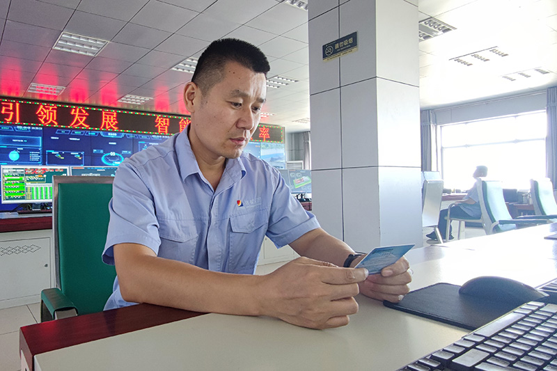 2021年9月6日朱家峁煤矿小卡片发挥安全大作用（张鑫摄） (1).jpg