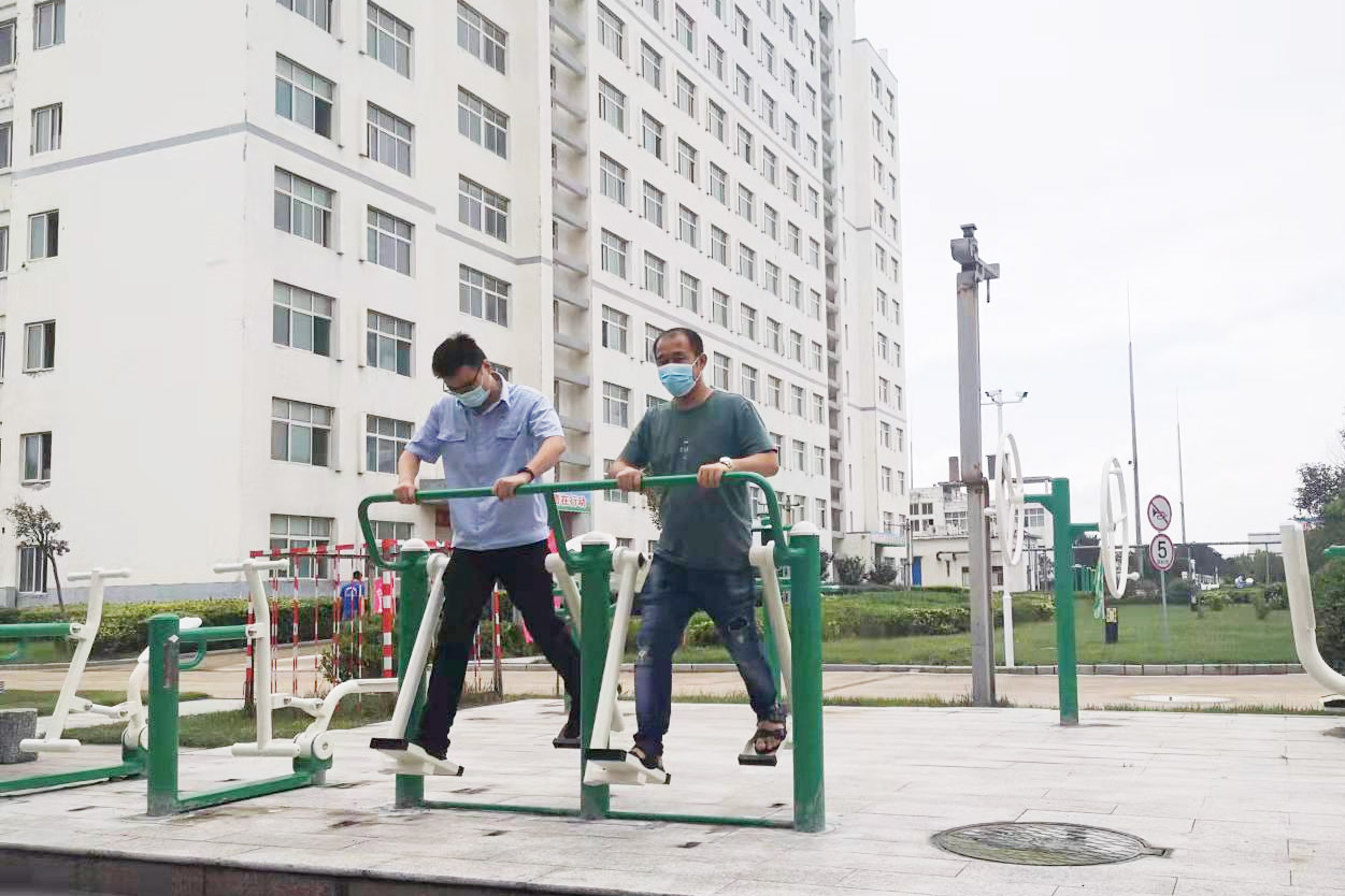 霄云煤矿为职工安装健身器材.jpg