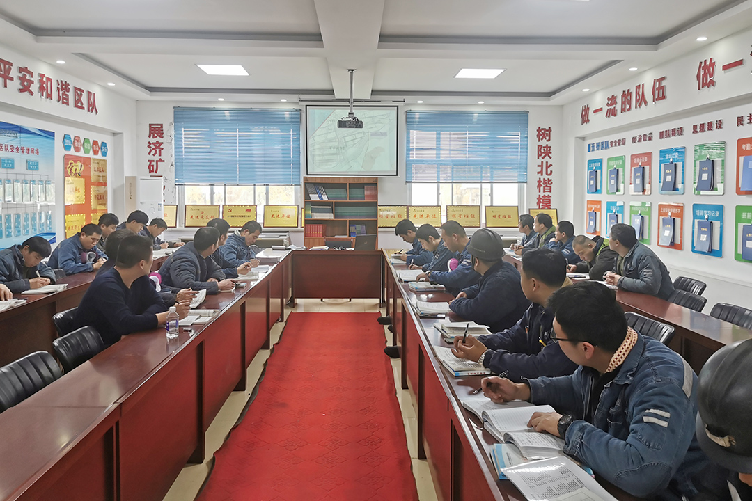 1636594368889852.jpg 2021年11月10日朱家峁煤矿开展“事故案例分析讲解每天一案例”活动(张奎连摄).jpg