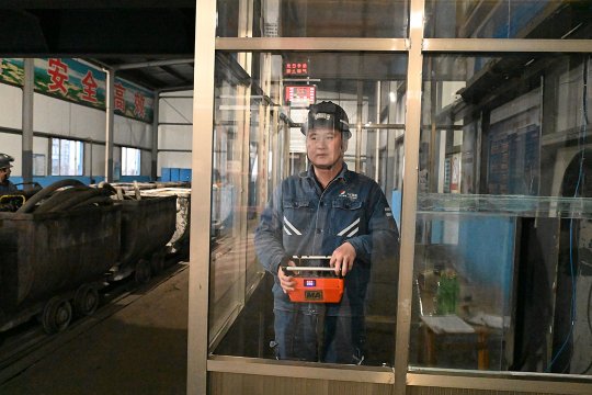 我为职工办实事丨霄云煤矿为井口岗位工安装玻璃“暖房”