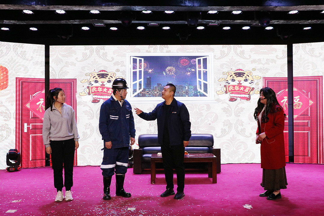 2022年1月13日，义桥煤矿举办“乘风破浪再突破，披荆斩棘创辉煌”迎新春文艺联欢会。（李平 摄） (5).jpg