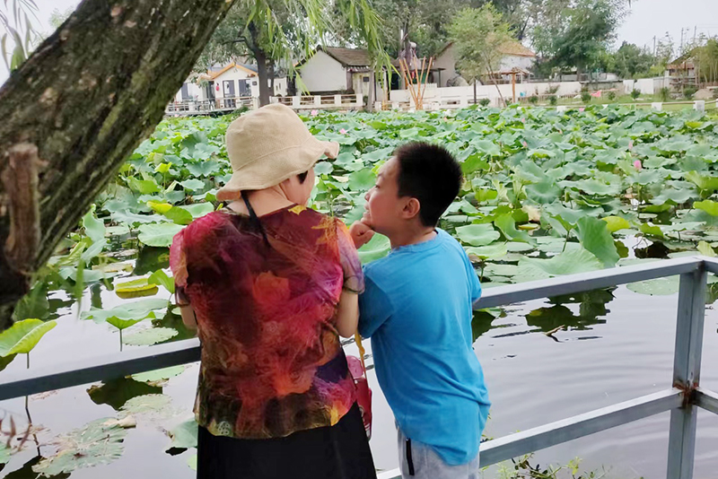 1652012845659847.jpg 2022.5.5金桥煤矿:母亲矮过了我的肩(宋士伟摄).jpg