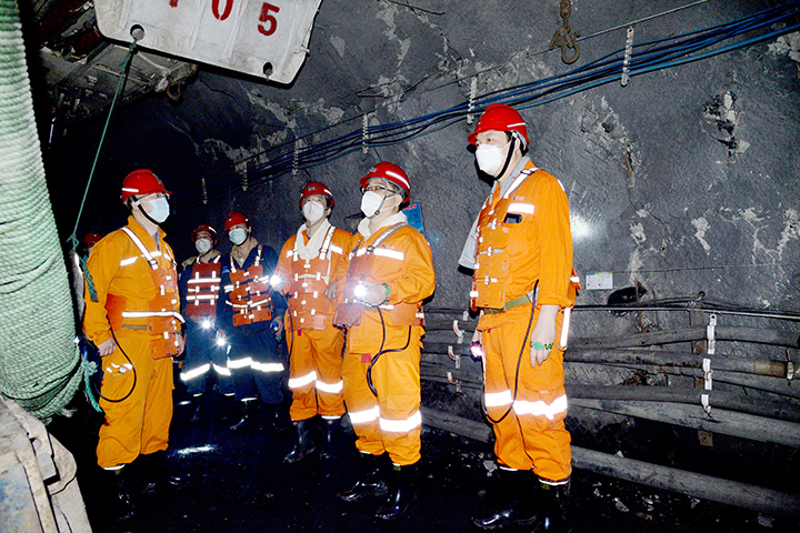 1672706409277426.jpg 1月1日,许振宏带队到安居煤矿慰问督导检查.jpg