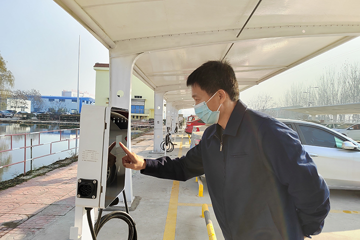 义桥煤矿新建新能源便捷式充电桩车位36个，配备充电基础设施的比例达到了公共车位数量的11.3%，解决了充电难的问题。（地点：义桥煤矿，拍摄：汤楠楠）1.jpg