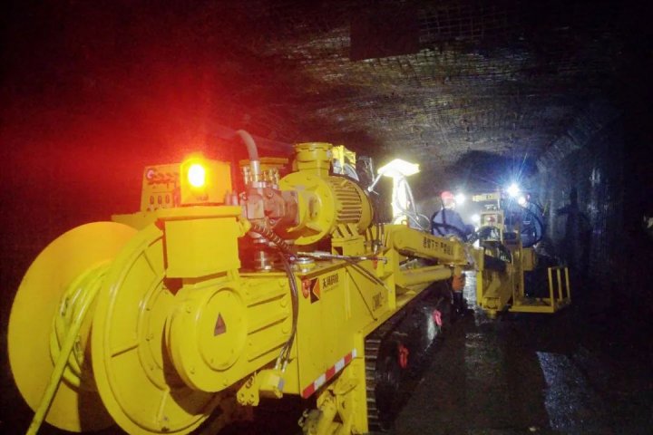 生产效率提升！朱家峁煤矿首次应用防爆履带两臂锚杆钻车