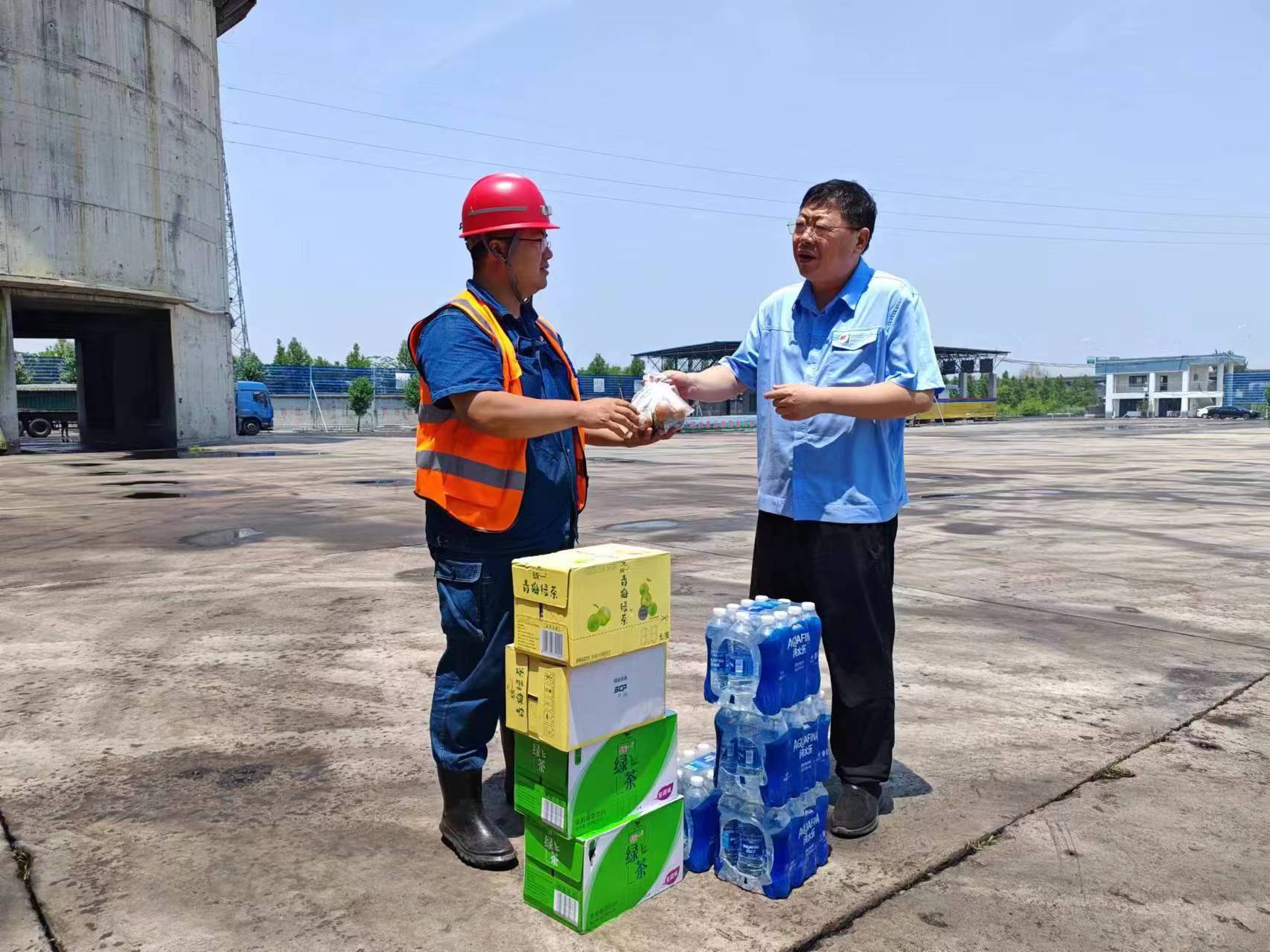 端午“凉”策 点燃职工工作热情----安居煤矿副书记李大路走进煤场开展夏送清凉活动.jpg