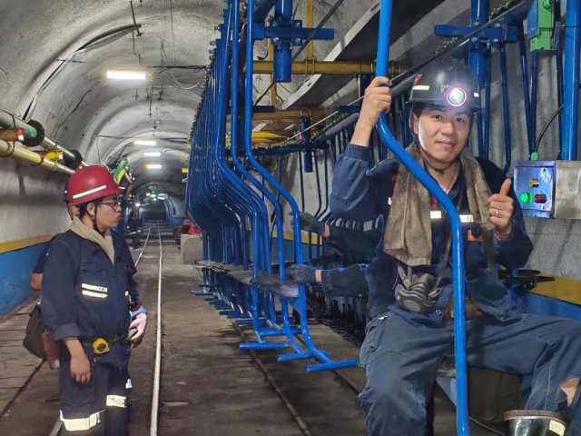 花园煤矿平巷架空乘人装置铺就职工幸福路