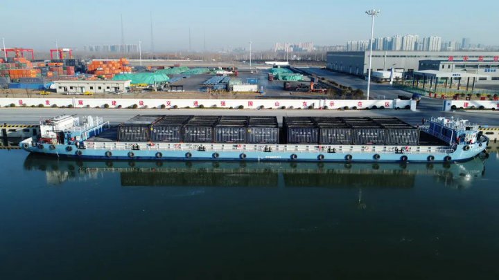 “济宁港航9001”LNG动力内河集装箱运输船首航仪式圆满举行