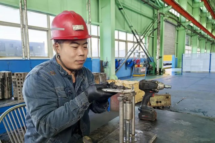 运河煤矿自主设计加工电液控阀串拆装“神器”