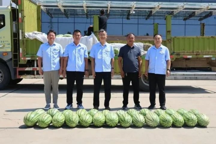 驻地村民向朱家峁煤矿捐赠10000斤西瓜，助力“夏送清凉”