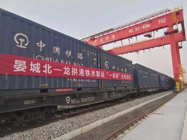 龙拱港开辟“一单制”物流运输新通道