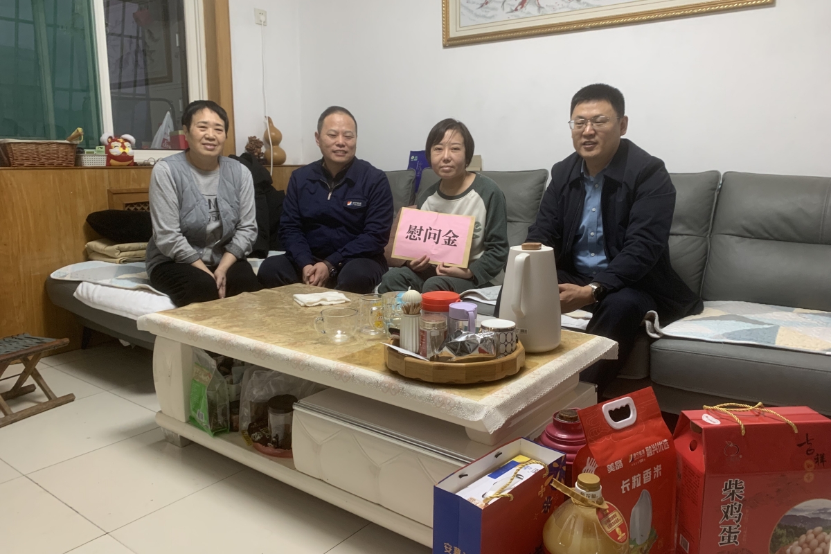 1770275705750043.jpg 2月3日,辛光明走访困难职工.jpg