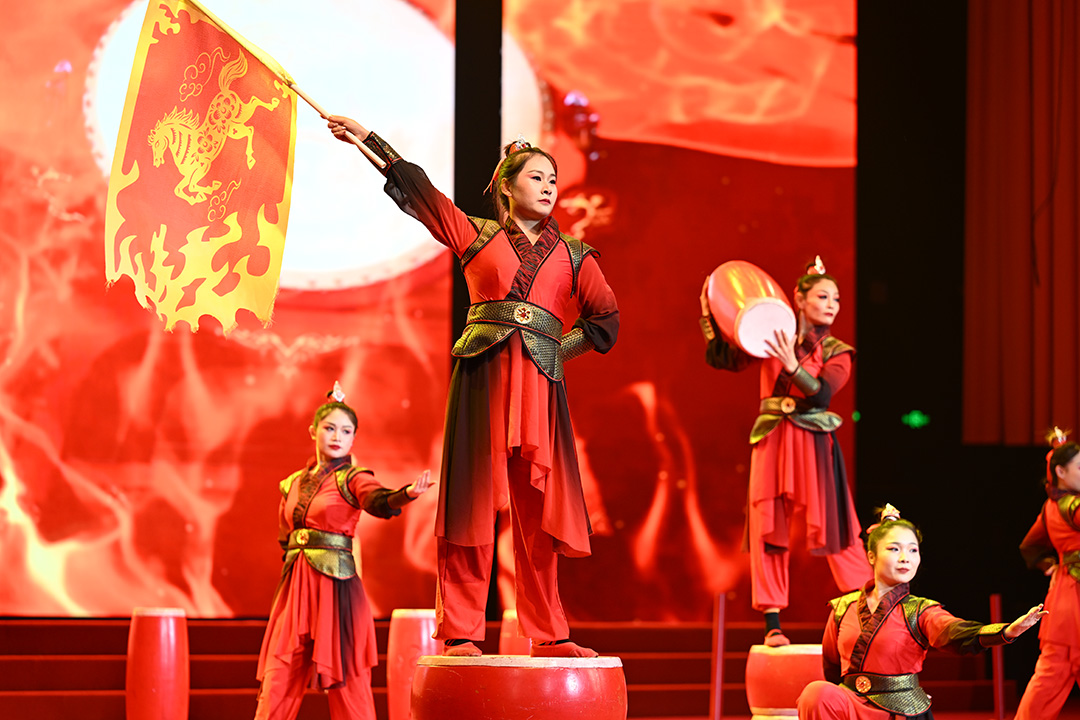 1770954475116534.jpg 10.杂技2.jpg