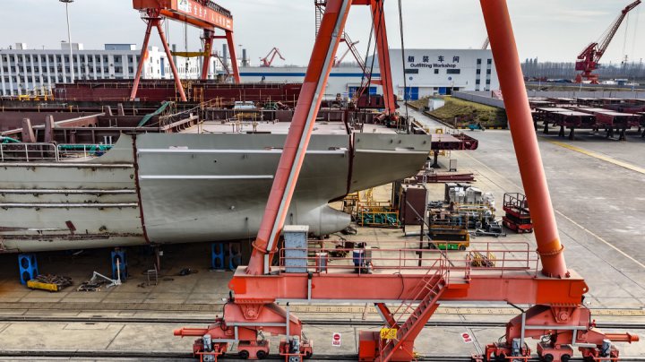 新春我在岗丨寒风中熔铸“首单”，星光下守望“出海”